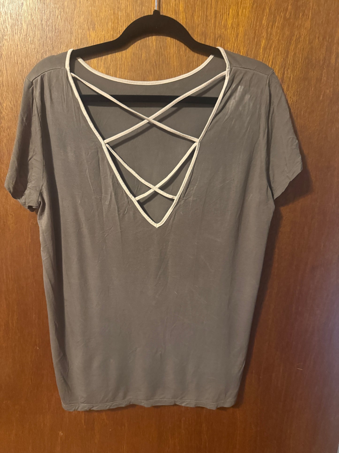 Euforia Leto Cutout Tee